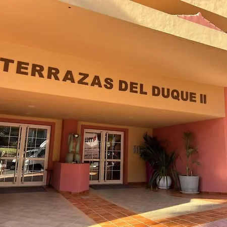 33 Pleasures Del Duque 公寓